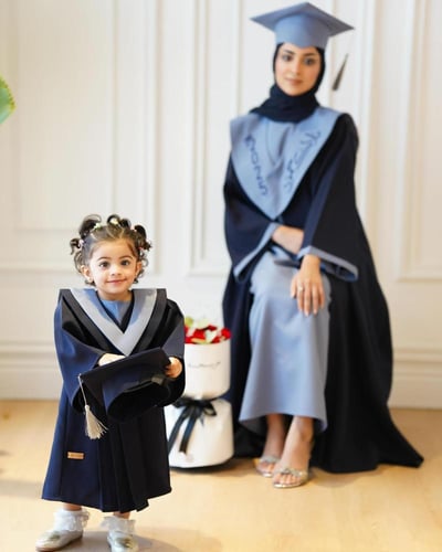 عبايه تخرج 2025 بالاسم والعبارة وسنة التخرج وشعار...