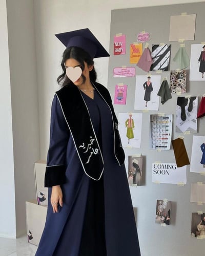 عبايات تخرج 2025 بالاسم والعبارة وسنة التخرج وشعار...