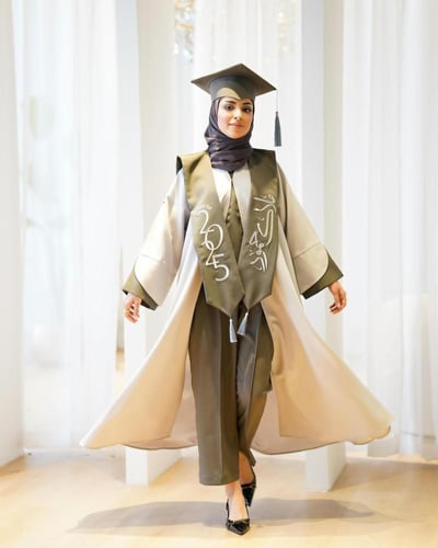 عبايه تخرج 2025 بالاسم والعبارة وسنة التخرج وشعار...