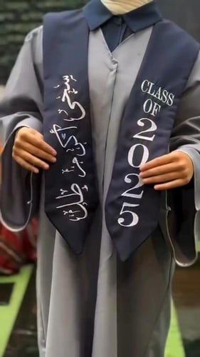 عبايات تخرج 2025 بالاسم والعبارة وسنة التخرج وشعار...