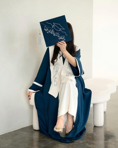 عبايه تخرج 2025 بالاسم والعبارة وسنة التخرج وشعار...