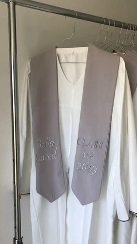 عبايات تخرج 2023 بالاسم تفصيل حسب الطلب