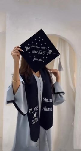 عباية تخرج 2025 قماش تفته بالاسم والعبارة وسنة الت...