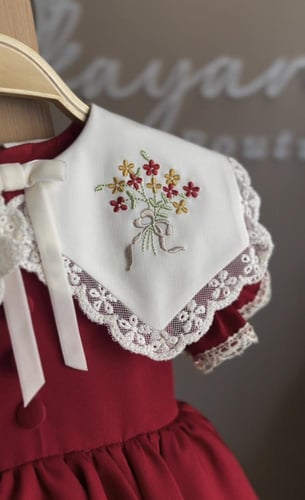 فستان كلاسيك العيد الأحمر بياقة الورد المطرزة