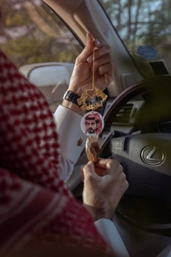 تعليقة سيارة بصورة مع يدين ترند و كسرة العود