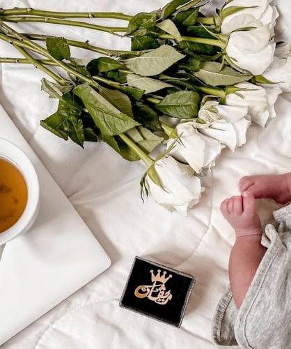 بروش بالاسم مع تاج