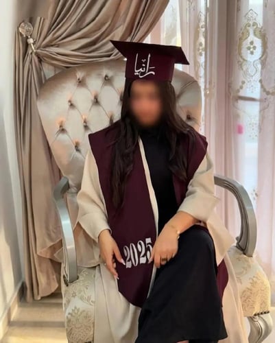 عبايه تخرج 2025 بالاسم والعبارة وسنة التخرج وشعار...