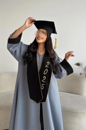 عبايه تخرج 2025 بالاسم والعبارة وسنة التخرج وشعار...