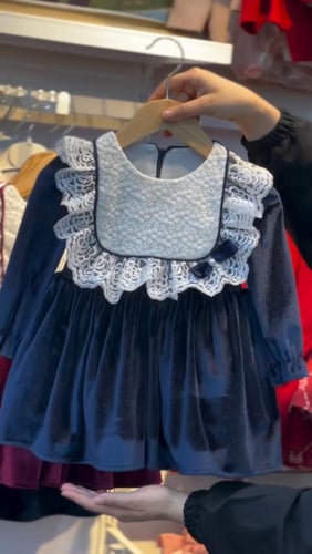 فستان الأميرة الفيكتوري مخمل بياقة دانتيل ملكية