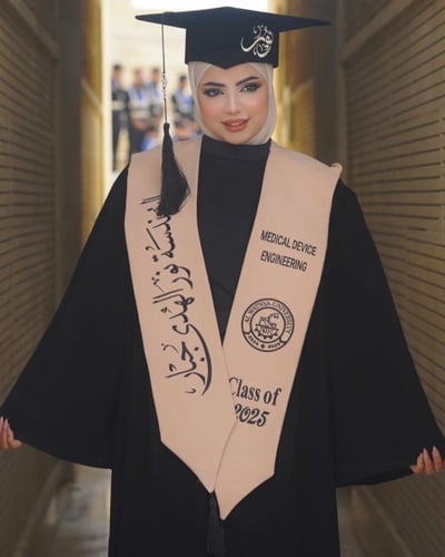 عبايه تخرج 2025 بالاسم والعبارة وسنة التخرج وشعار...