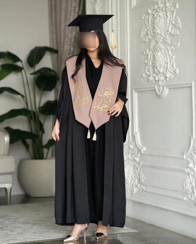عبايات تخرج 2025 بالاسم والعبارة وسنة التخرج وشعار...