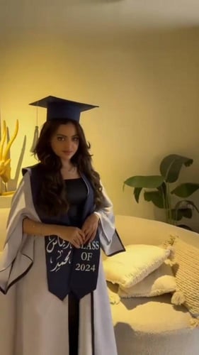 عبايه تخرج 2025 بالاسم والعبارة وسنة التخرج وشعار...