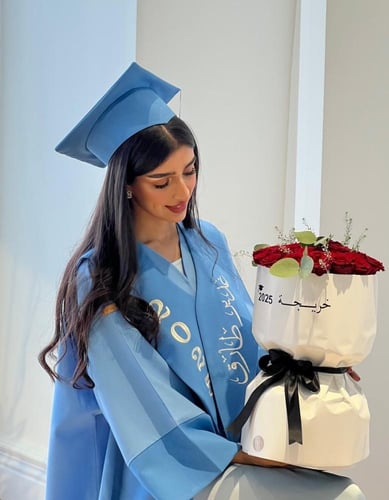 عبايه تخرج 2025 بالاسم والعبارة وسنة التخرج وشعار...