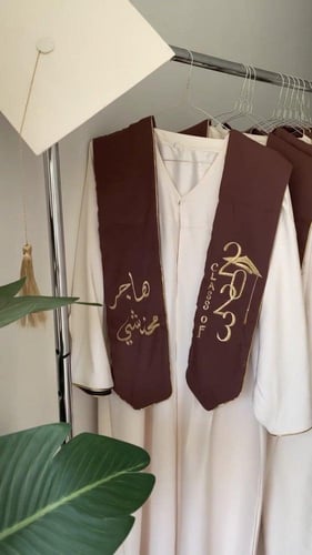 عبايات تخرج 2023 تفصيل العباية و تطريز الوشاح والق...