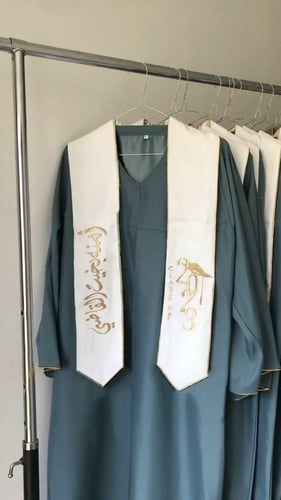 عبايات تخرج 2023 بالاسم تفصيل حسب الطلب