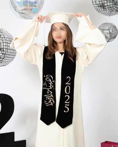 عبايه تخرج 2025 بالاسم والعبارة وسنة التخرج وشعار...