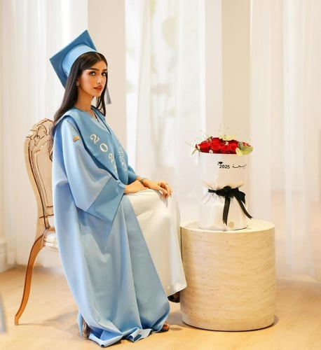 عبايه تخرج 2025 بالاسم والعبارة وسنة التخرج وشعار...