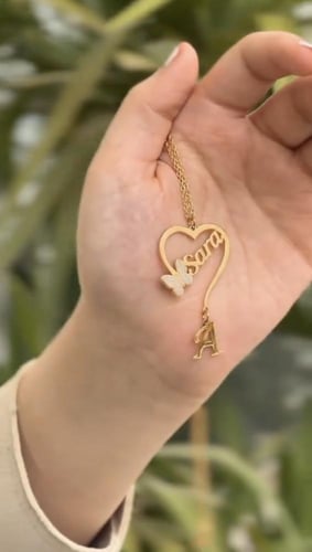 سلسال بتصميم الاسم والحرف مع فراشه