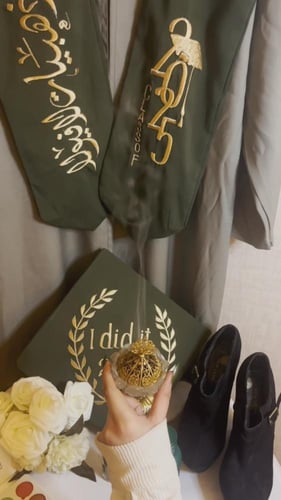 عبايات تخرج 2025 بالاسم والعبارة وسنة التخرج وشعار...