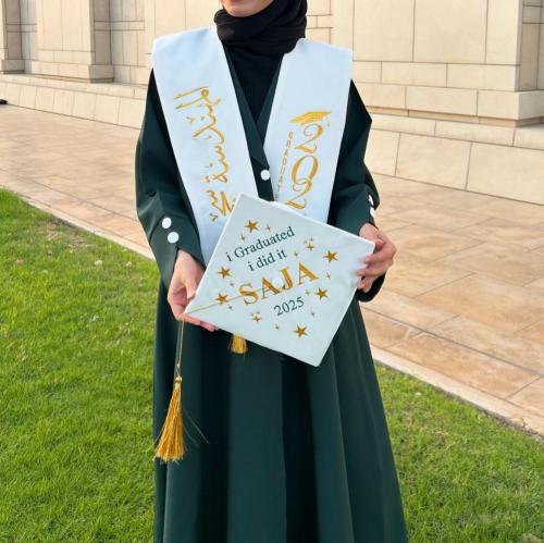 عبايه تخرج 2025 بالاسم والعبارة وسنة التخرج وشعار...