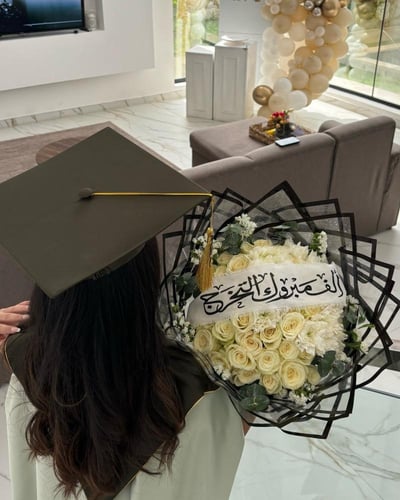 عبايه تخرج 2025 بالاسم والعبارة وسنة التخرج وشعار...