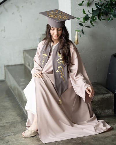 عبايه تخرج 2025 بالاسم والعبارة وسنة التخرج وشعار...