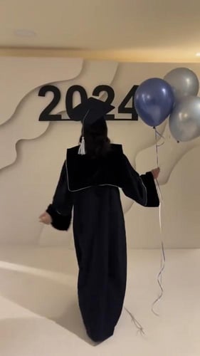 عبايه تخرج 2024 بالاسم والعبارة وسنة التخرج وشعار...