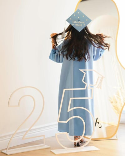 عبايه تخرج 2025 بالاسم والعبارة وسنة التخرج وشعار...