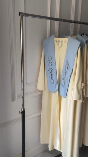 عبايات تخرج 2025 بالاسم والعبارة وسنة التخرج وشعار...