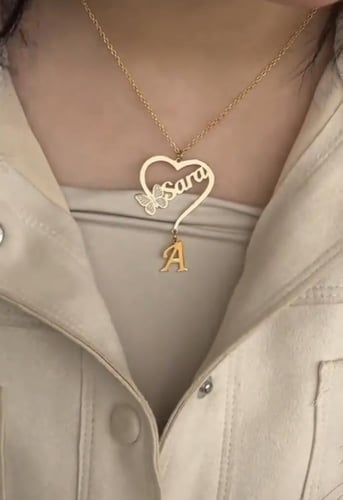 سلسال بتصميم الاسم والحرف مع فراشه