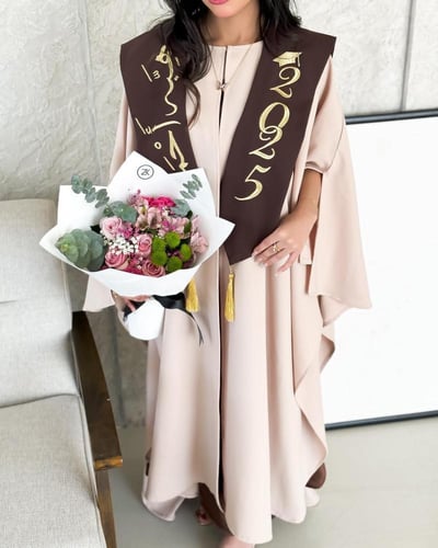 عبايه تخرج 2025 البشت بالاسم والعبارة وسنة التخرج...