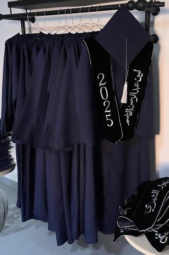 عبايه تخرج 2025 بالاسم والعبارة وسنة التخرج وشعار...