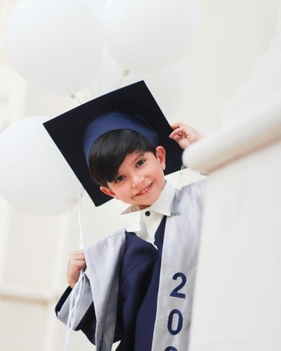 عبايه تخرج 2023 مدارس بناتي بالاسم تفصيل حسب الطلب...