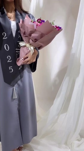 عبايه تخرج 2025 بالاسم والعبارة وسنة التخرج وشعار...