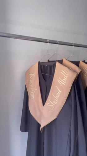 عبايات تخرج 2024 تفصيل العباية و تطريز الوشاح والق...