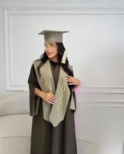 عبايه تخرج 2025 بالاسم والعبارة وسنة التخرج وشعار...
