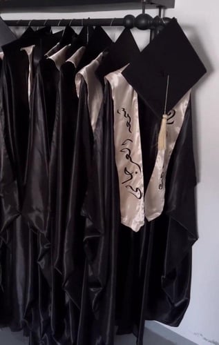 عباية تخرج حرير موديل بشت بالاسم تفصيل حسب الطلب ع...