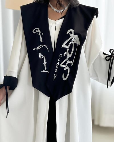 عبايه تخرج 2025 بالاسم والعبارة وسنة التخرج وشعار...