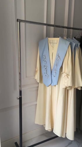 عبايات تخرج 2025 بالاسم والعبارة وسنة التخرج وشعار...