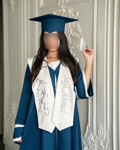 عبايه تخرج 2025 بالاسم والعبارة وسنة التخرج وشعار...