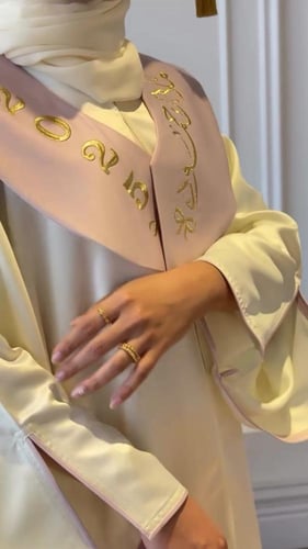 عبايه تخرج 2025 تصميم البشت بالاسم والعبارة وسنة ا...