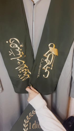 عبايات تخرج 2025 بالاسم والعبارة وسنة التخرج وشعار...