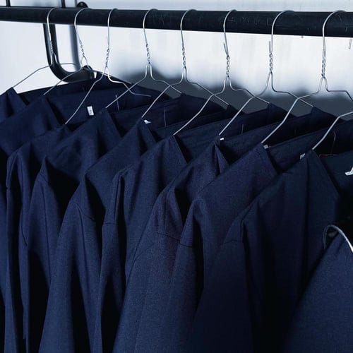 عبايه تخرج 2025 بالاسم والعبارة وسنة التخرج وشعار...