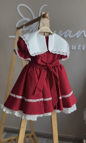 فستان كلاسيك العيد الأحمر بياقة الورد المطرزة