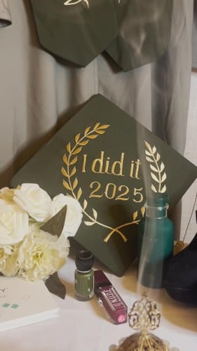 عبايات تخرج 2025 بالاسم والعبارة وسنة التخرج وشعار...