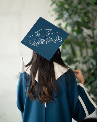 عبايه تخرج 2025 بالاسم والعبارة وسنة التخرج وشعار...