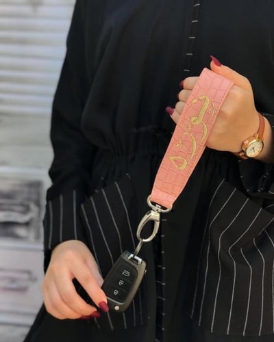 ميدالية مفاتيح جلد تطريز الاسم حسب الطلب