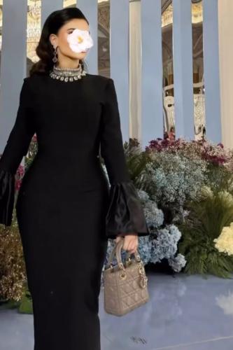 فستان طويل مزين بالمجوهرات