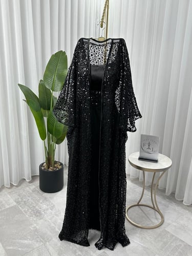 فستان كريب علي تفتة بشال مطرز