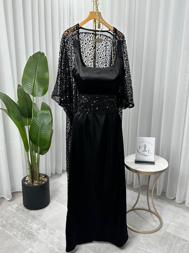 فستان كريب علي تفتة بشال مطرز